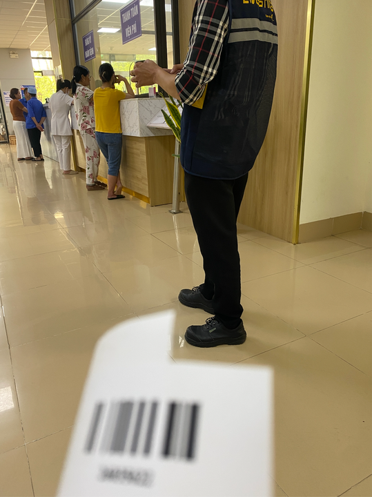 Ngồi xe lăn, đợi bố đến