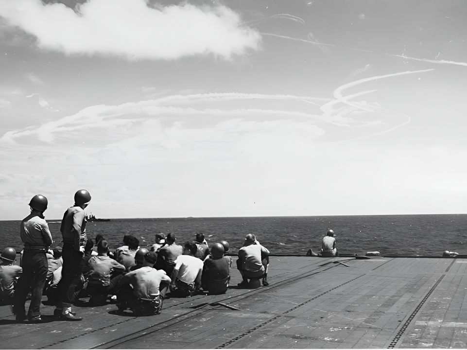 Tiêm kích của TG 58.2 tạo ra vệt ngưng tụ khi đang thực hiện tuần tra không chiến ở phía trên một tàu sân bay, trước một đợt không kích của Nhật Bản vào ngày 19 tháng 6. (NHHC)