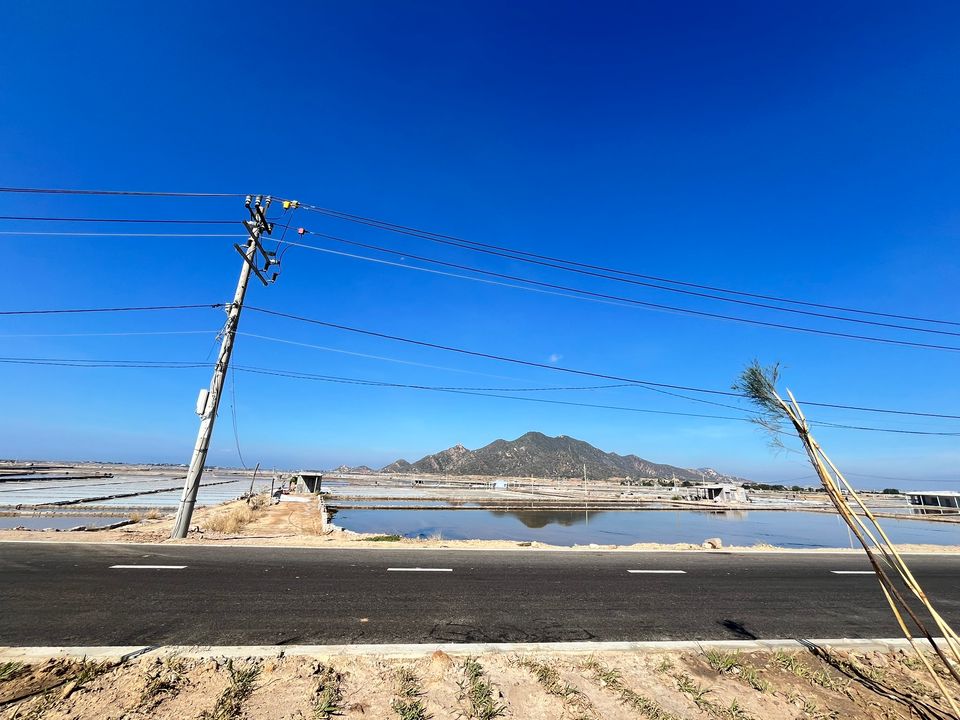 Bên trái xuất hiện 1 cánh đồng muối (mình lại không bít tên)