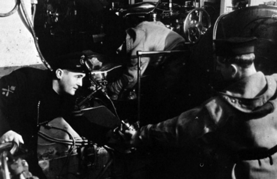 Cảnh quan bên trong một tháp pháo ba nòng 16 inch Mark I của Anh. Việc vận hành tháp pháo là một công việc phức tạp, đặc biệt sau khi các biện pháp an toàn nghiêm ngặt được đưa vào áp dụng sau trận Jutland. Tuy nhiên, pháo 16 inch Mark I của lớp “siêu thiết giáp tuần dương hạm” G3 có thể xuyên thủng 8,8 inch giáp ở tầm bắn 15 dặm. Ở cự ly 7½ dặm, khả năng xuyên giáp tăng lên đáng kể, đạt tới 14,4 inch.