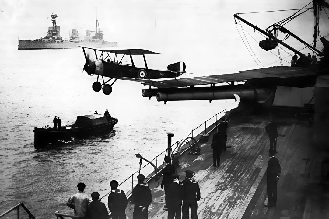 Một chiếc Sopwith Pup được chụp lại khi đang cất cánh từ tháp pháo giữa mạn trái của thiết giáp tuần dương hạm HMS New Zealand đang neo đậu vào mùa xuân năm 1917. Sàn cất cánh chỉ là một bệ đơn giản có thể kéo dài ra đến tận đầu nòng pháo – tổng chiều dài chỉ 60 feet (khoảng 18 mét). Chú ý chiếc xuồng đang chờ sẵn, đề phòng trường hợp tai nạn.