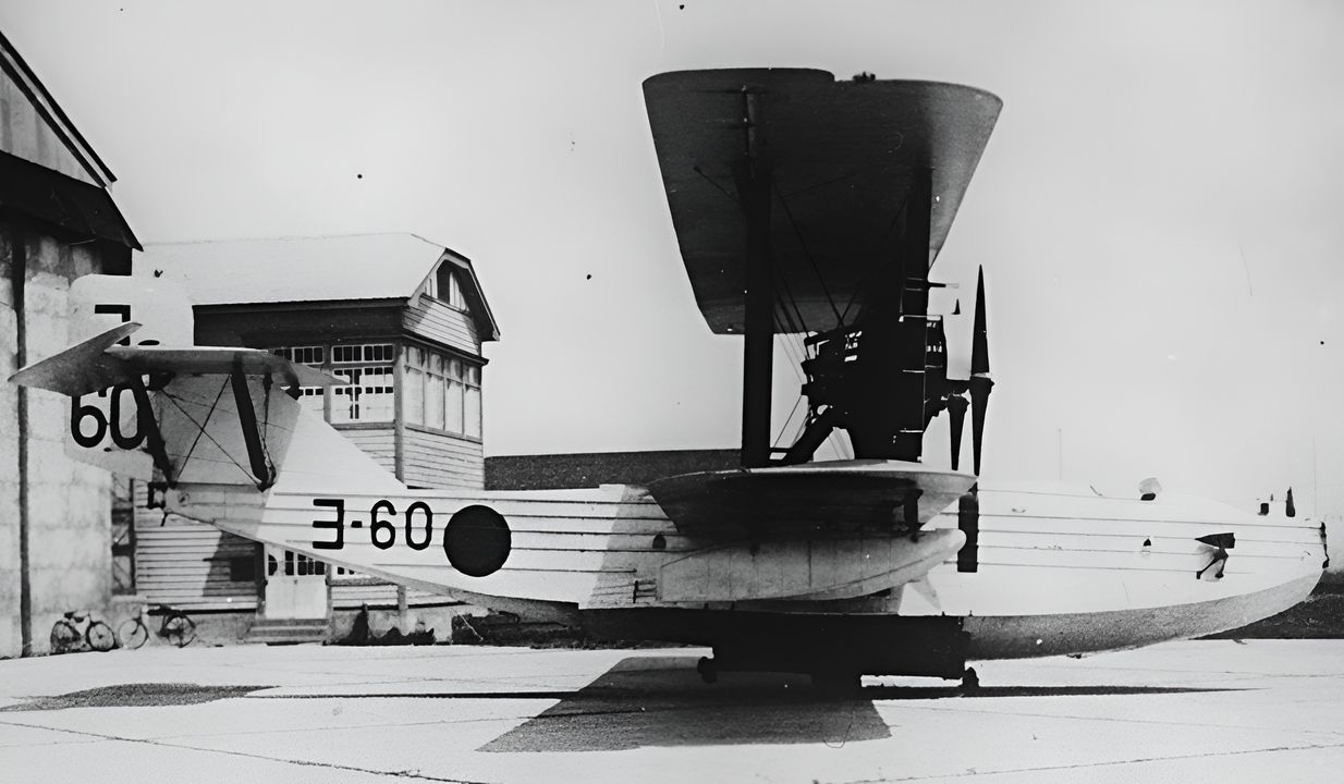 Type 15 (H1H1 đến H1H3) là thuyền bay chủ lực của Không lực Hải quân Đế quốc NhậtBản cho đến năm 1938, với 20 chiếc được chế tạo tại xưởng hải quân Hiro và Yokosuka, cùng 45 chiếc khác hoàn thiện bởi Công ty Aichi Aircraft. (2008-3-31_image_529_01, Bộ sưu tập Peter M. Bowers, Bảo tàng Hàng không – MoF)