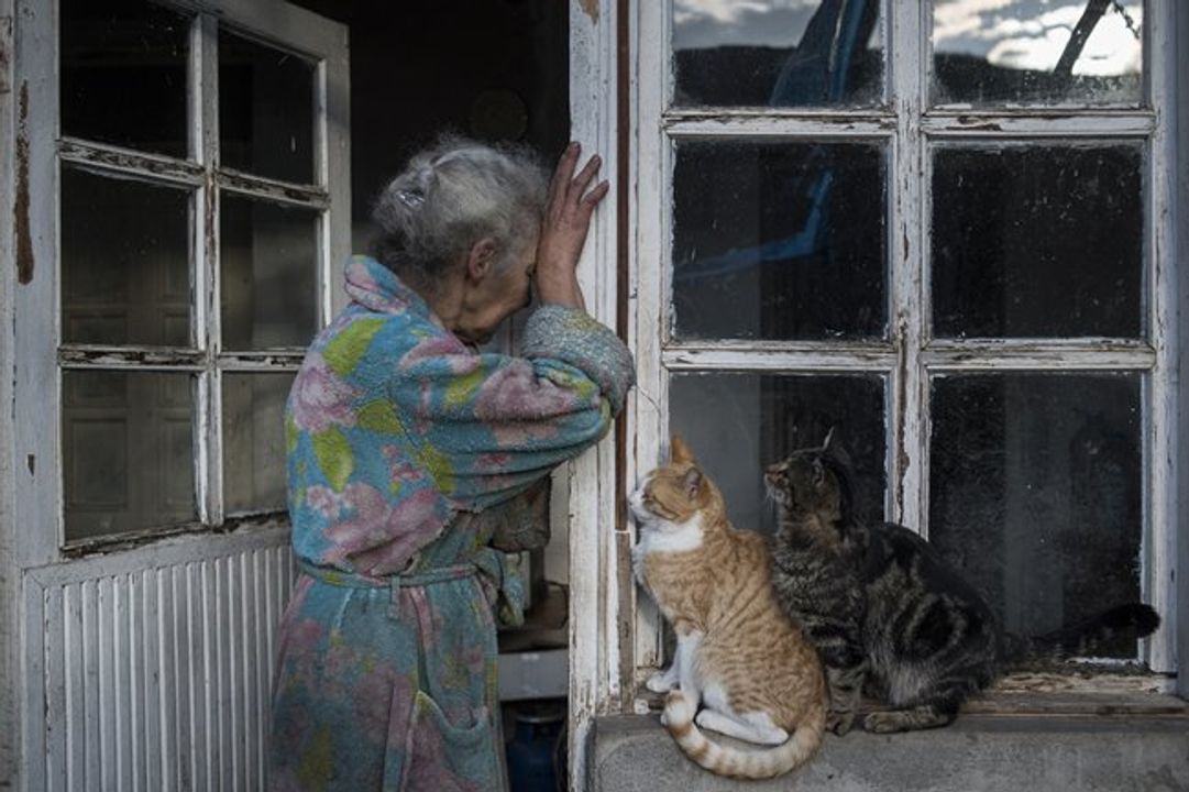 Bà Abovyan Hasmik (69 tuổi) khóc trước cửa nhà ở làng Nerkin Sus, Nagorno-Karabakh.