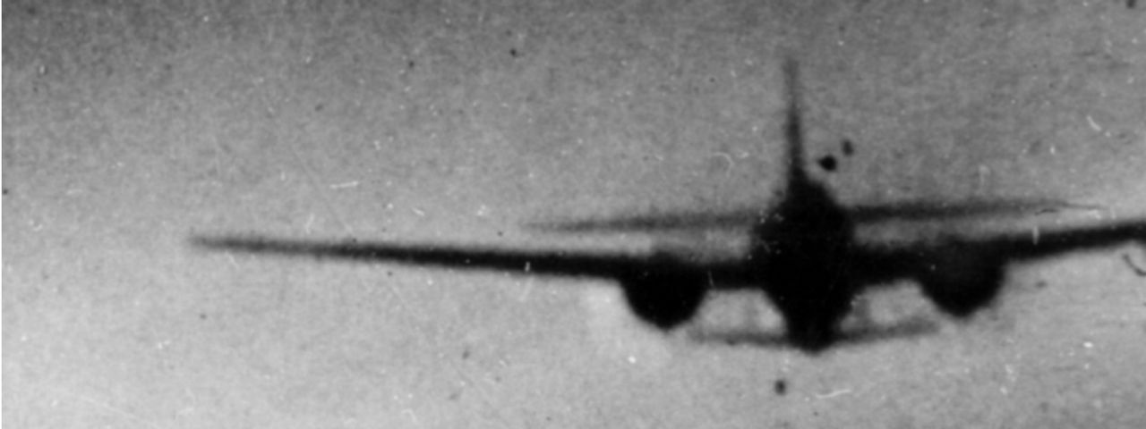 Những chiếc “Betty” mang Ohka là mục tiêu dễ dàng cho các phi công Hellcat của VF-17 và VF-30 ngày 21 tháng 3 năm 1945. Thực tế, không chiếc nào quay về từ phi vụ này. Đoạn phim camera súng cho thấy một trong số các máy bay ném bom bị tấn công, cánh của Ohka có thể thấy rõ dưới bụng chiếc “Betty”. (NARA 80G-185585)