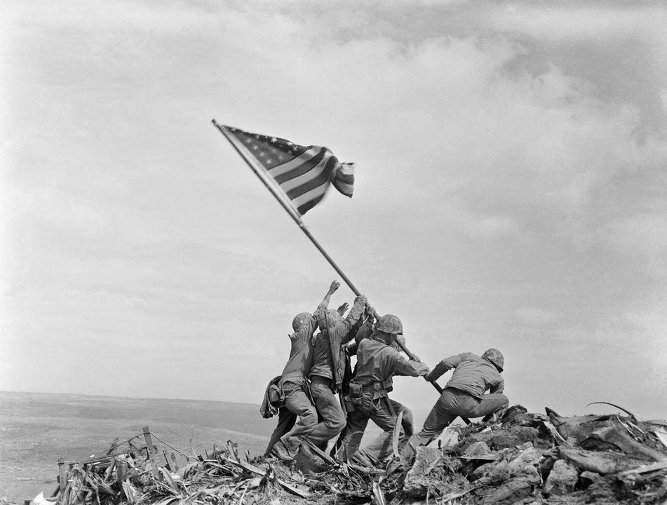 Quân Mỹ dựng cờ tại Iwo Jima