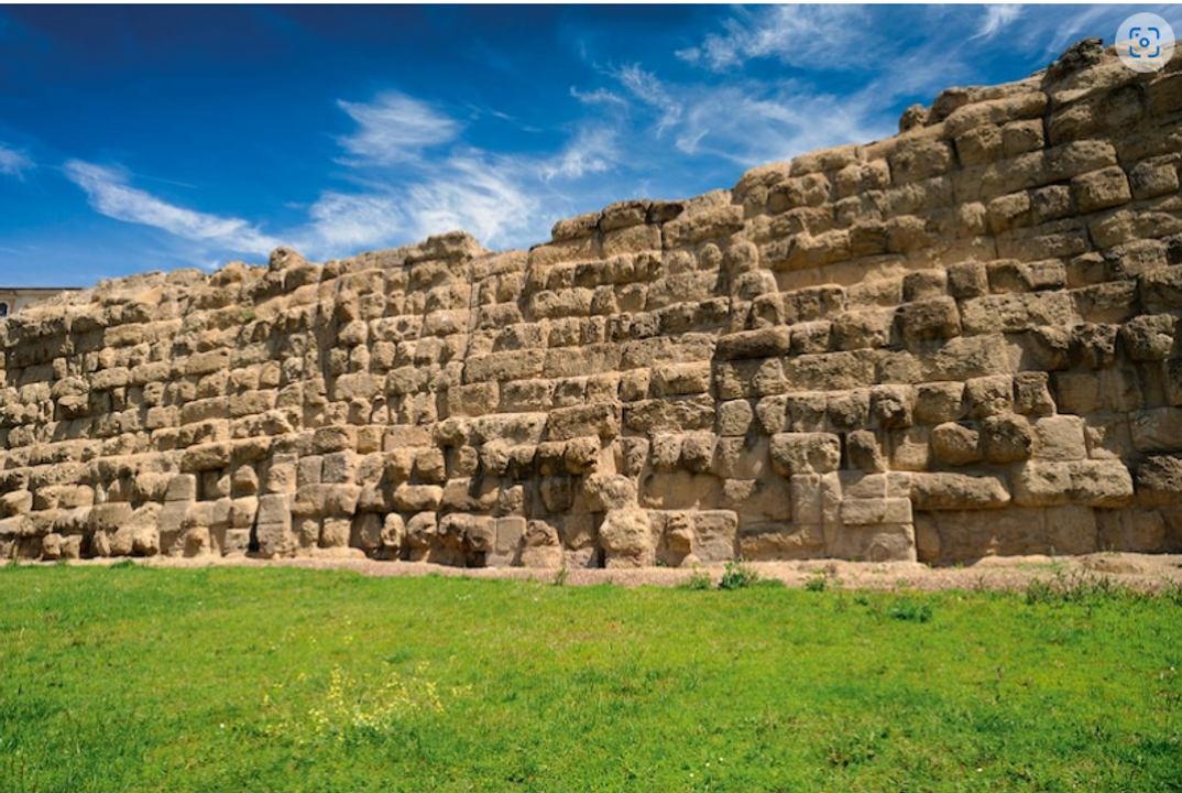 Ở quảng trường Piazza dei Cinquecento ở Rome có một đoạn thành mà theo Livy, nó đã thay thế tường thành do Tullius xây dựng vào khoảng năm 378 trước Công nguyên. Di tích cao khoảng 33 feet và dày hơn 13 feet.