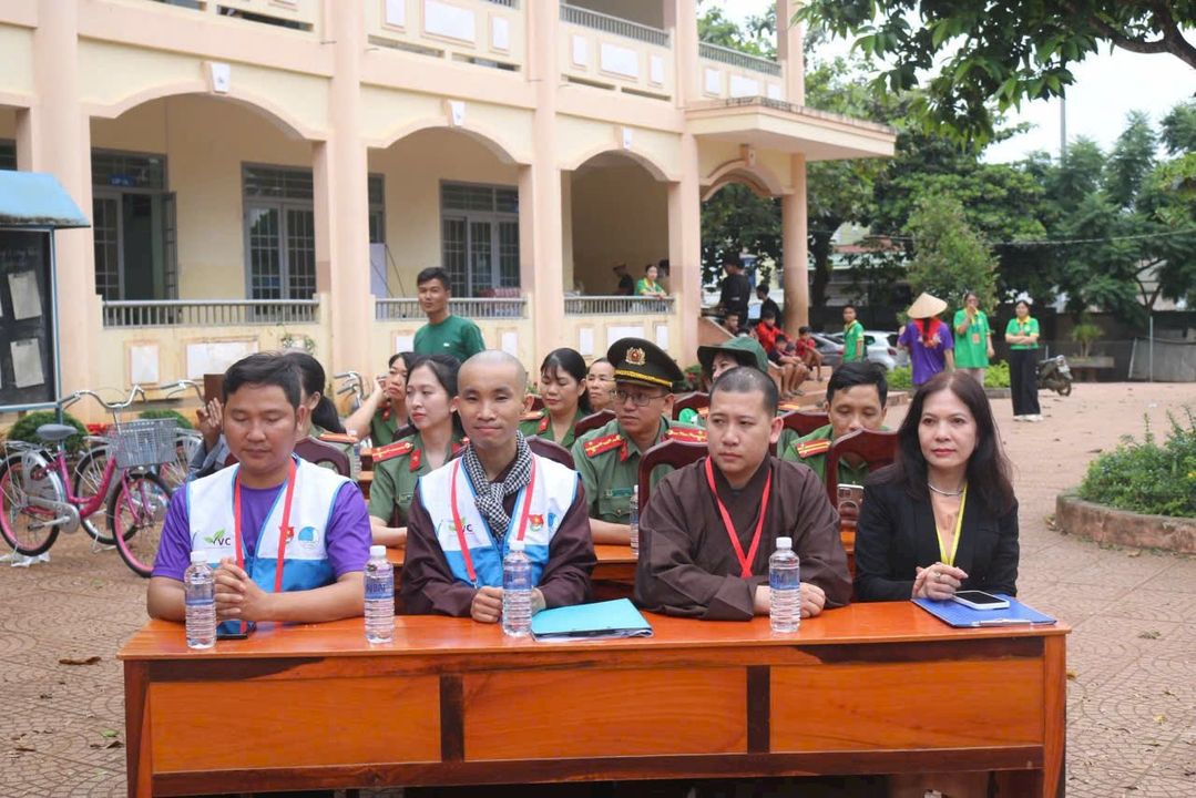 Chụp tại Trường Tiểu Học Nguyễn Bá Ngọc 