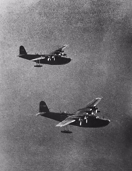 Một cặp thuyền bay Kawanishi H8K2 Model 12 "Emily" Type 2 thuộc Không đoàn 851, đang bay qua quần đảo Andaman vào đầu năm 1944.