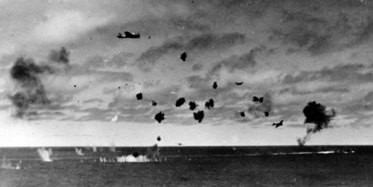 Ba chiếc B5N2 từ tàu Hiryu đã được chụp ảnh khi thực hiện cuộc tấn công vào tàu Yorktown vào giữa chiều ngày 4 tháng 6, có khả năng là máy bay thuộc nhóm của Tomonaga. Giữa làn đạn phòng không dày đặc, chiếc máy bay ném ngư lôi gần nhất đã thả ngư lôi, trong khi hai chiếc còn lại thấp hơn và gần trung tâm của bức ảnh hơn. Chúng đang bay ra khỏi lực lượng tác chiến sau khi cũng đã thả ngư lôi Type 91. Không chiếc nào trong số này gây ra trúng đích. Khói trên đường chân trời phía bên phải là từ một chiếc B5N2 bị rơi. (NHHC)