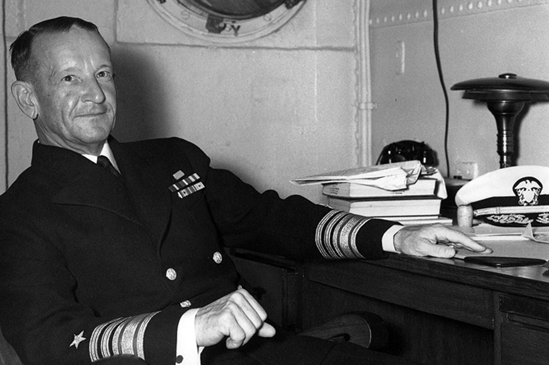 Nhân vật chỉ huy hải quân Mỹ quan trọng nhất trong trận chiến này là Chuẩn Đô đốc Frank Jack Fletcher. Mặc dù thiếu kinh nghiệm hàng không, nhưng đến thời điểm Trận Biển San Hô, ông đã trở thành một trong những chỉ huy tàu sân bay dày dạn kinh nghiệm nhất của Hải quân Hoa Kỳ, nhờ vài tháng kinh nghiệm thực tế.