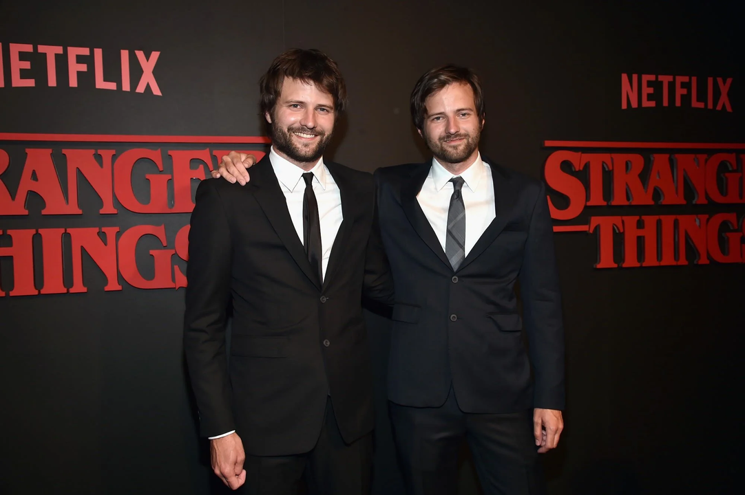 <i>Matt Duffer và Ross Duffer (sinh ngày 15/2/1984), 2 anh em song sinh được biết đến với nghệ danh The Duffer Brothers, là đạo diễn, biên tập viên, nhà sản xuất và biên kịch người Mỹ.</i>