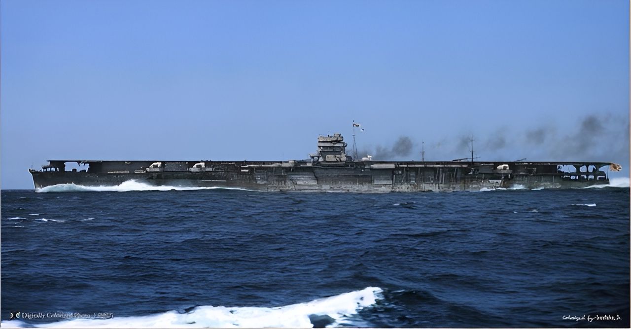 Hiryu, trong đợt chạy thử tháng 4 năm 1939. Phần tải trọng bổ sung trong thiết kế giúp tàu cân bằng hơn nhiều so với Soryu vốn ít được bảo vệ. Hiryu là cơ sở thiết kế cho lớp Shokaku rất thành công sau đó. Vì dễ đóng hàng loạt hơn lớp Shokaku, Nhật Bản đã quay lại thiết kế của Hiryu vào năm 1942 cho lớp Unryu, trong đó sáu tàu được đặt lườn trong 1942–1943. Tuy nhiên, chỉ có ba chiếc hoàn thành và không chiếc nào từng phóng máy bay tấn công Mỹ trong chiến đấu.  (Ảnh được tô màu bởi irootoko jr)