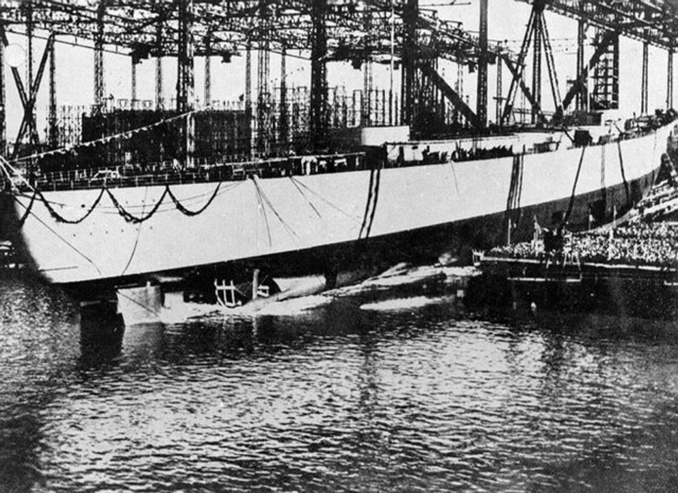 Bismarck trong bức ảnh này đang trượt xuống đường trượt hạ thủy tại xưởng đóng tàu Blohm & Voss vào ngày 14 tháng 2 năm 1939. Sau này, tàu được gia nhập bởi tàu chị em Tirpitz. Hải quân Đức (Kriegsmarine) còn lên kế hoạch cho những dự án lớn hơn với sáu siêu thiết giáp hạm thuộc lớp H. Theo truyền thống của các nhà thiết kế hải quân Đức, Bismarck được ưu tiên thiết kế với trọng tâm là khả năng bảo vệ hơn các yếu tố khác. (Naval History and Heritage Command)