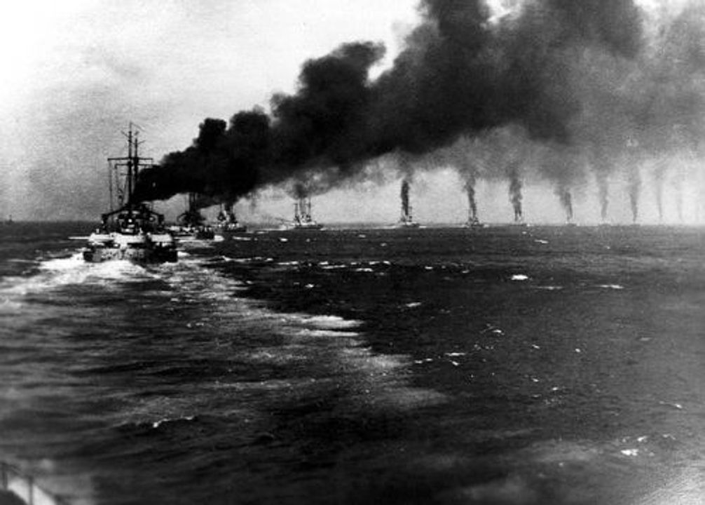 Các thiết giáp hạm dreadnought của Hạm đội Biển khơi (Hochseeflotte) của Đức đang hành quân trên Biển Bắc.