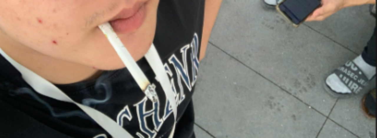 Tôi đứng nghỉ ở khu hút thuốc.