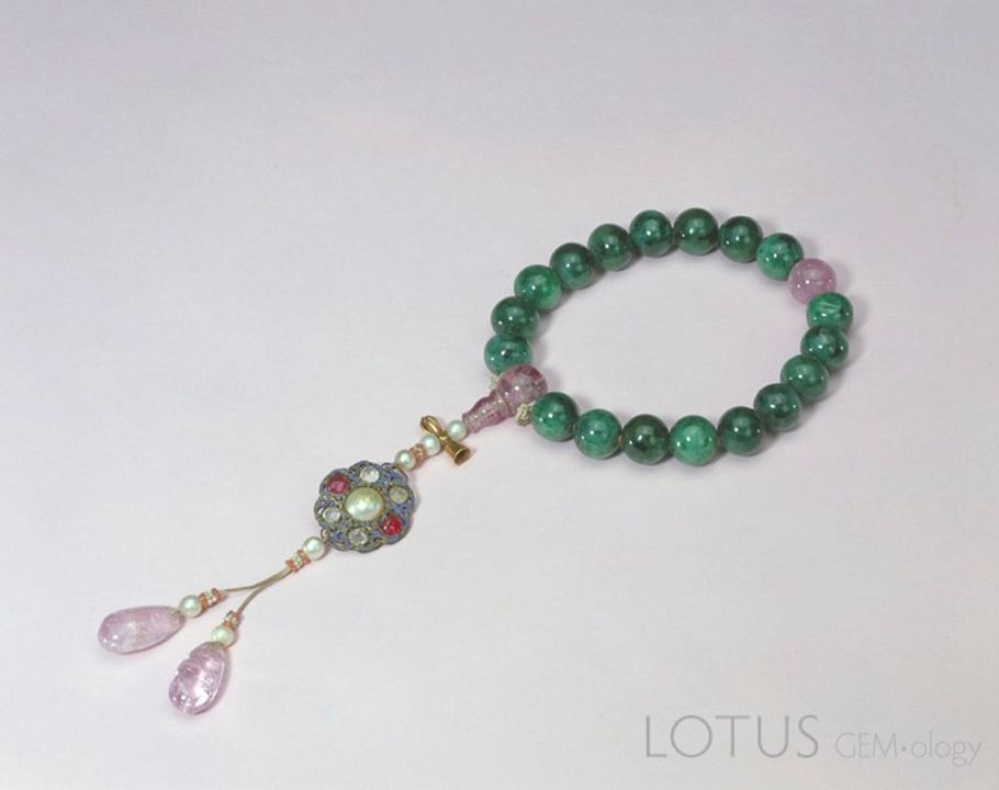 Hình 8.  Vòng tay "mười tám hạt" Qing fei cui; chu vi 30 cm, đường kính hạt 1,2 cm. Ảnh: Bảo tàng Cung điện Bắc Kinh, Mã số kiểm kê 故00009720.