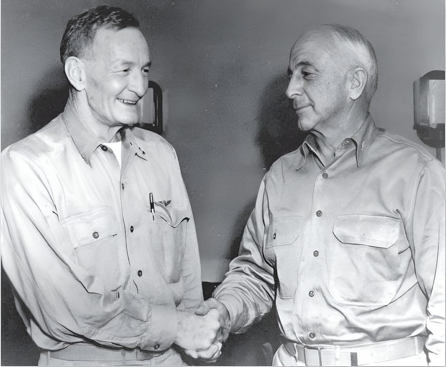 Chuẩn Đô đốc Aubrey Fitch (bên phải) cùng Chuẩn Đô đốc John S. McCain vào tháng 9 năm 1942. Vào thời điểm đó, Fitch là chỉ huy của một trong hai hải đội tàu sân bay thuộc Hạm đội Thái Bình Dương. Tuy có cấp bậc thấp hơn Fletcher, nhưng ông lại có nhiều kinh nghiệm về tàu sân bay.