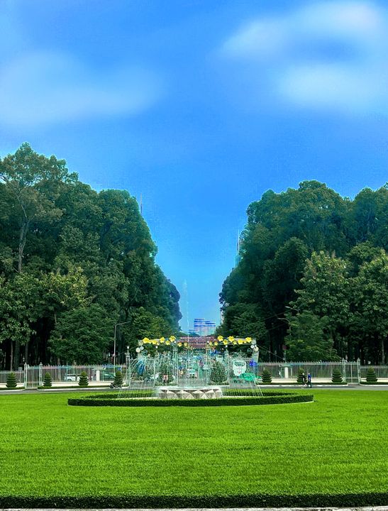 <i>The Palace Gate viewed through the group's unique perspective.</i>