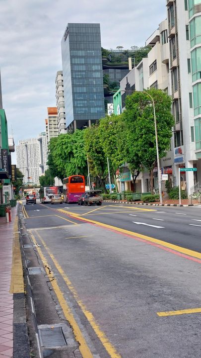 Hàng quán đóng cửa im lìm, cả con đường chỉ có 1 mình mình rảo bước