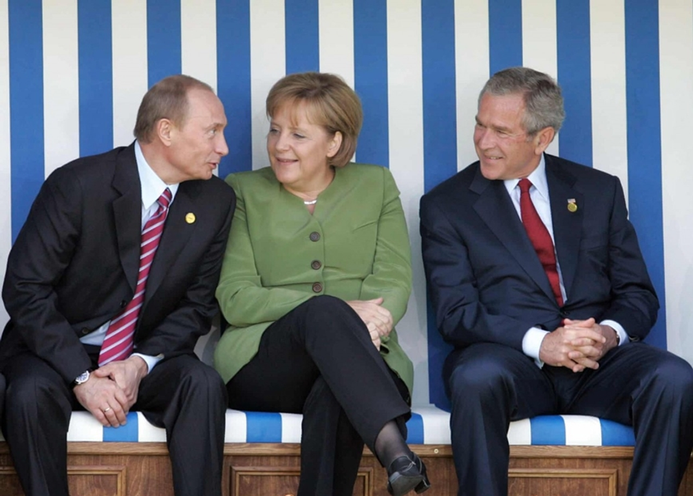 Bà Merkel trò chuyện vui vẻ với các vị lãnh đạo