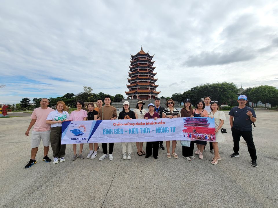 Chư Tử Lầu gồm bảy tầng tháp hình bát giác, khánh thành tháng 10/2009. Nghe đâu tháp tập hợp kiến trúc đặc trưng của Văn hóa Lựu Thế giới, xuyên suốt các ô cửa là 88 bức phù điêu.