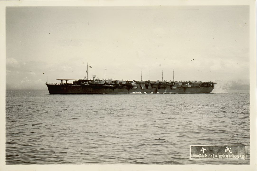 Chitose được chuyển đổi từ tàu chở thủy phi cơ thành tàu sân bay hạng nhẹ, hoàn tất vào tháng 8 năm 1943. Sau khi cải tạo, con tàu đạt tốc độ 29 hải lý/giờ và chở 30 máy bay. Chitose thoát khỏi chiến dịch “A-Go” mà không hư hại, nhưng bị đánh chìm tại vịnh Leyte vào tháng 10 năm 1944. (Yamato Museum)