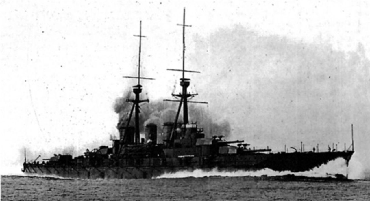 Đường nét thanh thoát của thiết giáp tuần dương hạm Kongō, tàu dẫn đầu của lớp bốn chiếc cùng tên. Ảnh hưởng từ Anh Quốc đối với những siêu thiết giáp tuần dương hạm này thể hiện rất rõ, và đã trở thành nền tảng cho hai lớp siêu thiết giáp tuần dương hạm tiếp theo của Nhật Bản – vốn đều bị hủy bỏ sau Hiệp ước Washington. Các tàu lớp Kongō đã được cải tạo sâu rộng trong giai đoạn giữa hai cuộc thế chiến, nhưng tất cả đều bị đánh chìm trong Chiến tranh Thế giới thứ hai.