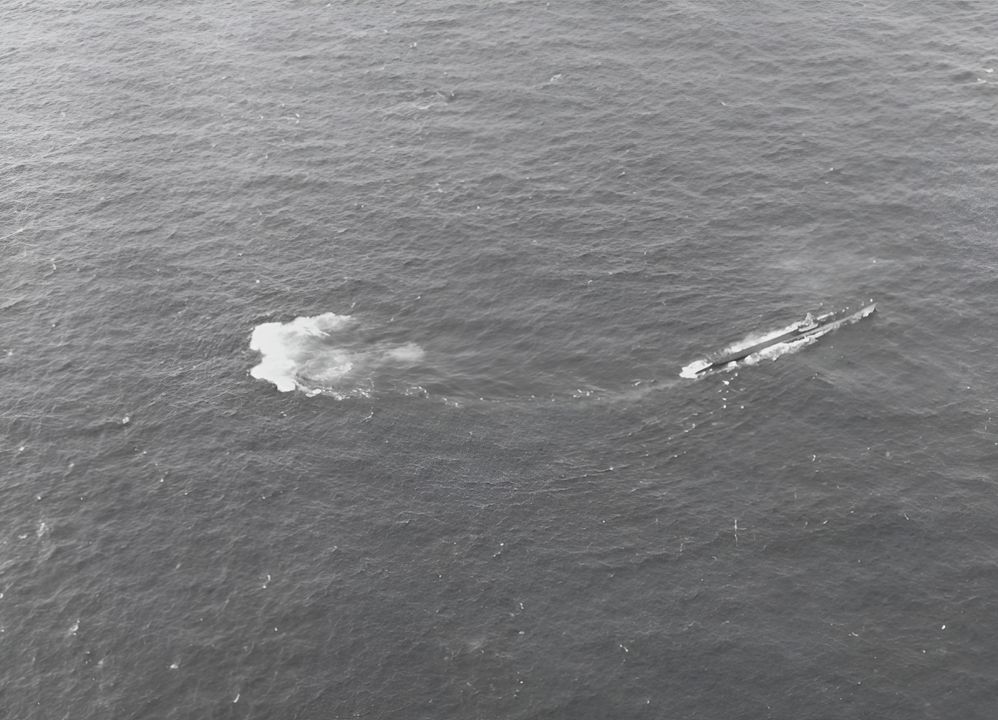 Một tàu ngầm Mỹ vớt một phi công bị bắn rơi ngoài khơi Saipan vào ngày 19 tháng 6. Đến giữa năm 1944, các tàu ngầm đã rất thành thạo nhiệm vụ “cứu hộ phi công”, mang lại tác động tích cực lớn tới tinh thần của lực lượng không quân. (NHHC)