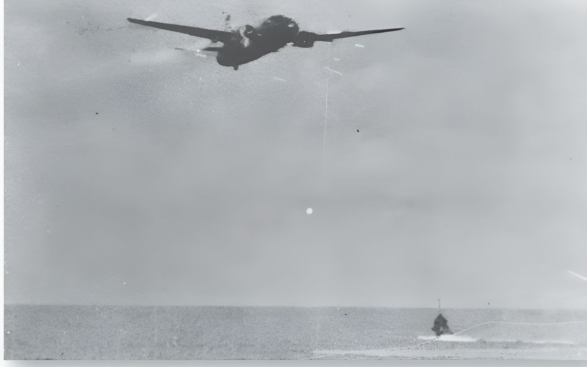 Chiếc máy bay ném bom G4M Betty bị hư hại nặng của Thiếu tá Takuzo Ito đang cố gắng lao vào tàu sân bay Lexington vào ngày 20 tháng 2 năm 1942. Máy bay của Ito đã bị bắn rụng mất một động cơ; các quan sát viên Mỹ kinh ngạc khi thấy toàn bộ vỏ động cơ tách khỏi thân máy bay và rơi xuống biển. Nỗ lực lao vào Lexington của Ito đã trượt mục tiêu gần một dặm. (Public Domain)