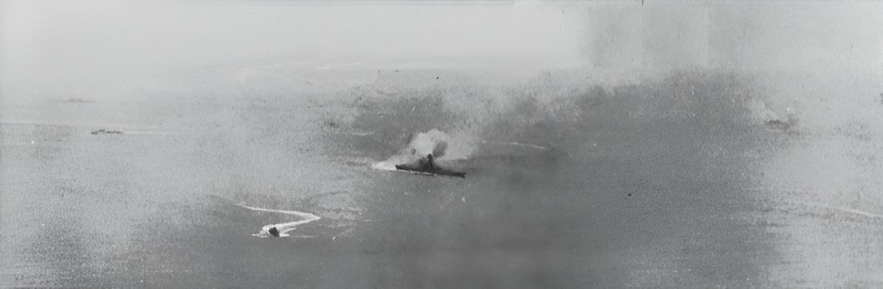 Thiết giáp hạm Yamato của Nhật Bản phát nổ sau khi bị trúng bom và ngư lôi nặng nề từ máy bay của tàu sân bay Hải quân Mỹ, phía bắc Okinawa. Ba tàu khu trục Nhật Bản đang ở gần đó. Ảnh được chụp bởi máy bay từ tàu USS Hornet (CV-12).