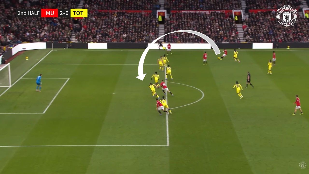 Ở bàn thắng thứ hai, dấu ấn nằm ở các cầu thủ người Bồ Đào Nha. Đường chuyền của Diogo Dalot đến đúng vị trí Benjamin Sesko và tiền đạo của MU đã đánh đầu chuyền bóng cho Bruno Fernandes đang trên đà băng vào. Tiền vệ 31 tuổi không thể từ chối cơ hội ngon ăn và anh kết liễu tình huống bằng pha dứt điểm cận thành