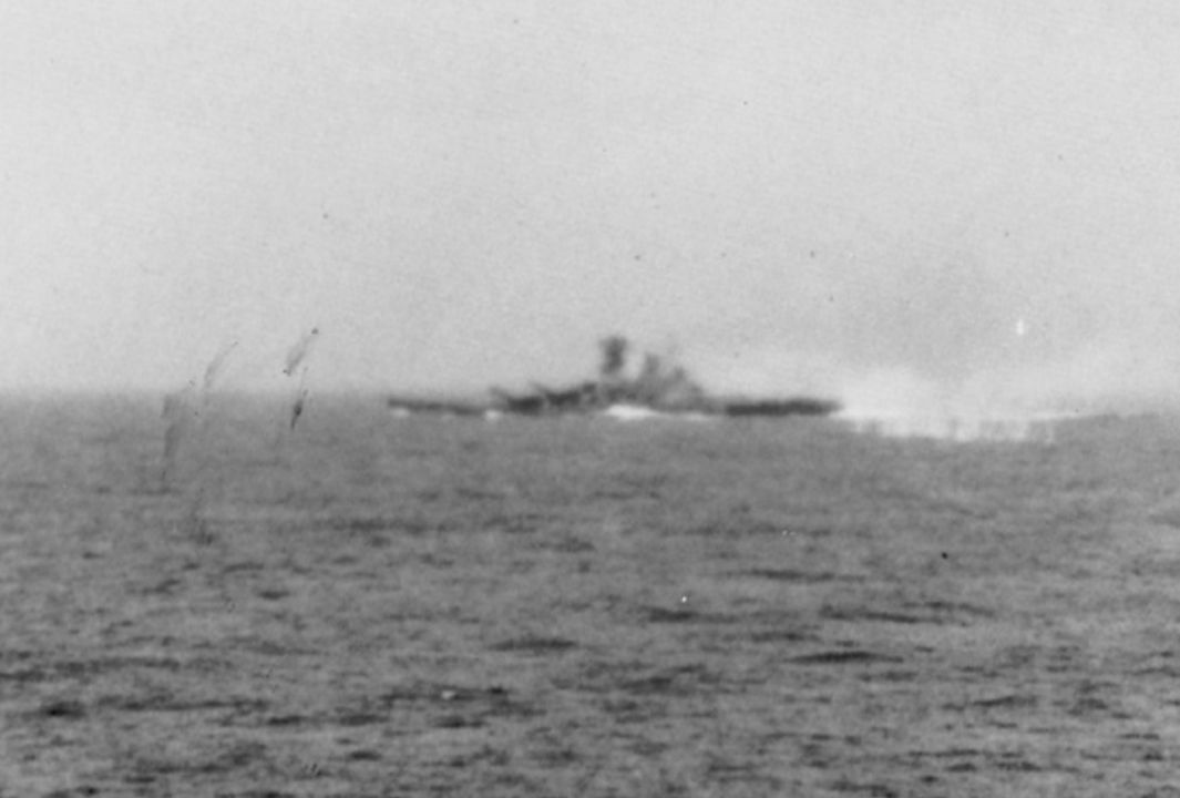 Bức ảnh này cho thấy Yamato bị tấn công vào ngày 25 tháng 10 năm 1944 – một ngày sau các cuộc không kích quy mô lớn trên Biển Sibuyan. Một máy bay Avenger thuộc VC-20, biên chế trên tàu sân bay hộ tống USS Kadashan Bay (CVE-76), đang tiếp cận thiết giáp hạm ngoài khơi Samar ở độ cao 1.500 ft. Bức ảnh mang lại cảm giác rất rõ về góc nhìn mà một phi công ném ngư lôi phải đối mặt. (Naval History and Heritage Command, Photo Archives, Naval Subject Collection)
