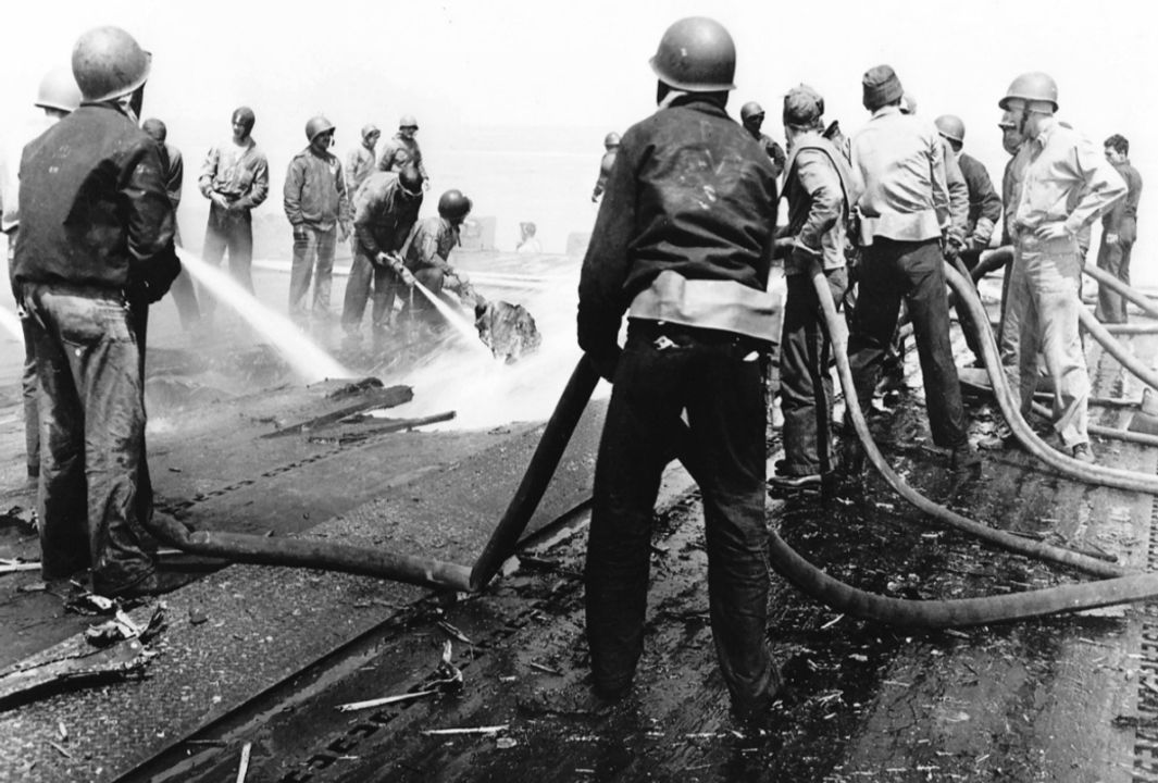 Intrepid bị kamikaze đánh trúng lần cuối cùng vào ngày 16 tháng 4 năm 1945, khi chiếc máy bay cảm tử đâm vào gần thang nâng phía sau và xuyên vào khoang chứa máy bay, nơi nó gây ra một đám cháy lớn. Các thủy thủ được chụp lại khi đang chiến đấu với ngọn lửa, vốn đã bị dập tắt trong vòng chưa đầy một giờ. Khả năng kiểm soát thiệt hại hiệu quả của các thủy thủ Hải quân Mỹ có ý nghĩa vô cùng quan trọng, và nó đã giúp cứu sống nhiều con tàu bị kamikaze đánh trúng. (NARA)