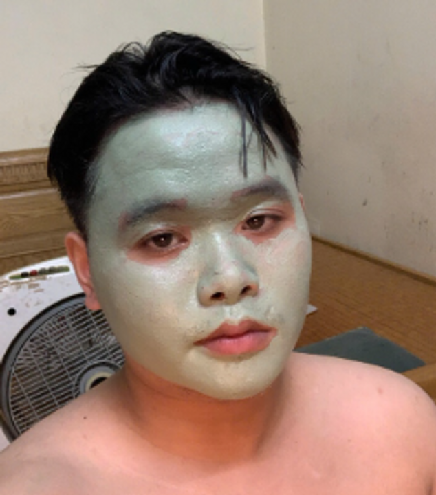 Lúc nào cũng chăm skin care.......