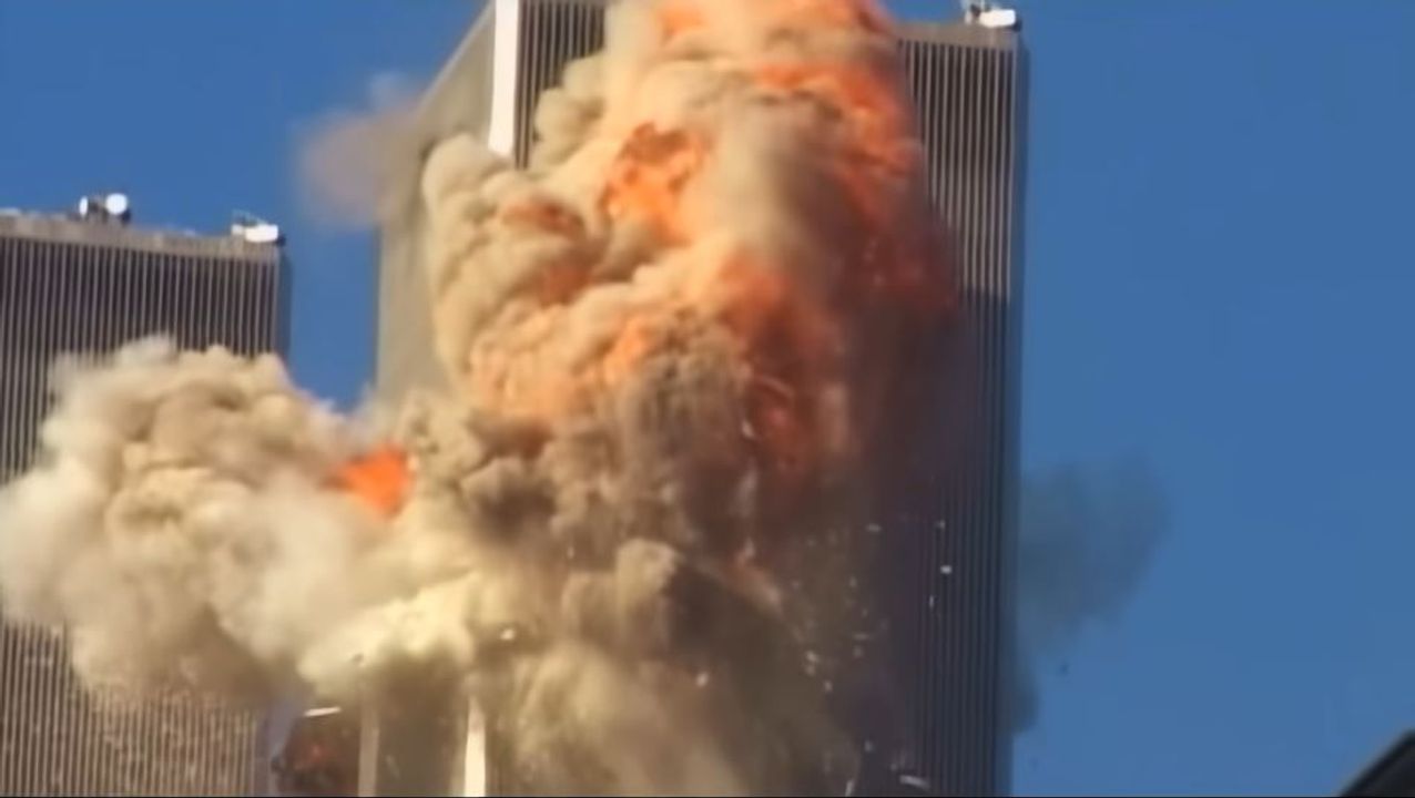 Cận cảnh vụ va chạm của Chuyến bay 11. Từ phim<i> 9/11</i> (2002) của anh em Naudet.