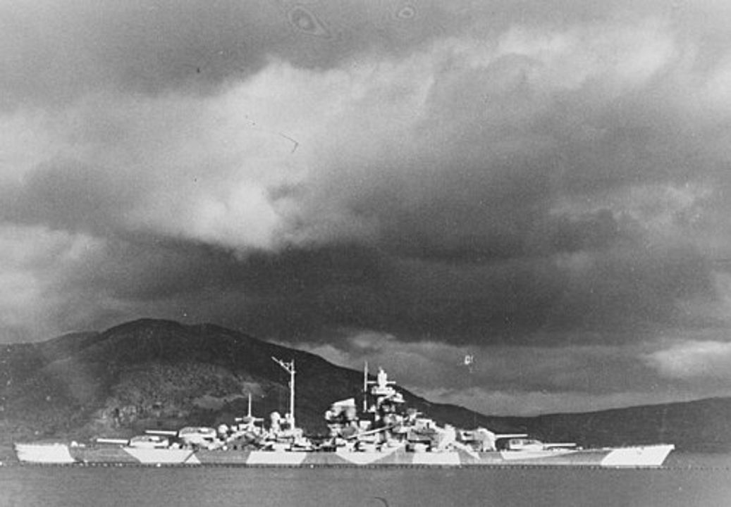 Sau khi Bismarck bị đánh chìm, người Đức đã điều Tirpitz (hiển thị trong ảnh) đến Na Uy, nơi nó trở thành một mối đe dọa tiềm tàng đối với các đoàn tàu vận tải của phe Đồng minh đến Liên Xô. Trong thời gian đóng tại Na Uy, Tirpitz bị tấn công bởi tàu ngầm mini của Anh và hàng loạt đợt không kích từ tàu sân bay, cho đến khi bị đánh chìm bởi máy bay ném bom hạng nặng mang bom 12.000 pound. Các thiết kế lớp H về sau đã rút kinh nghiệm từ trường hợp này bằng cách tăng cường bảo vệ đáy tàu và giáp ngang, nhưng người Đức nhận ra rằng không có cách nào để bảo vệ hiệu quả trước một quả bom 12.000 pound được thả từ độ cao lớn. (Naval History and Heritage Command)