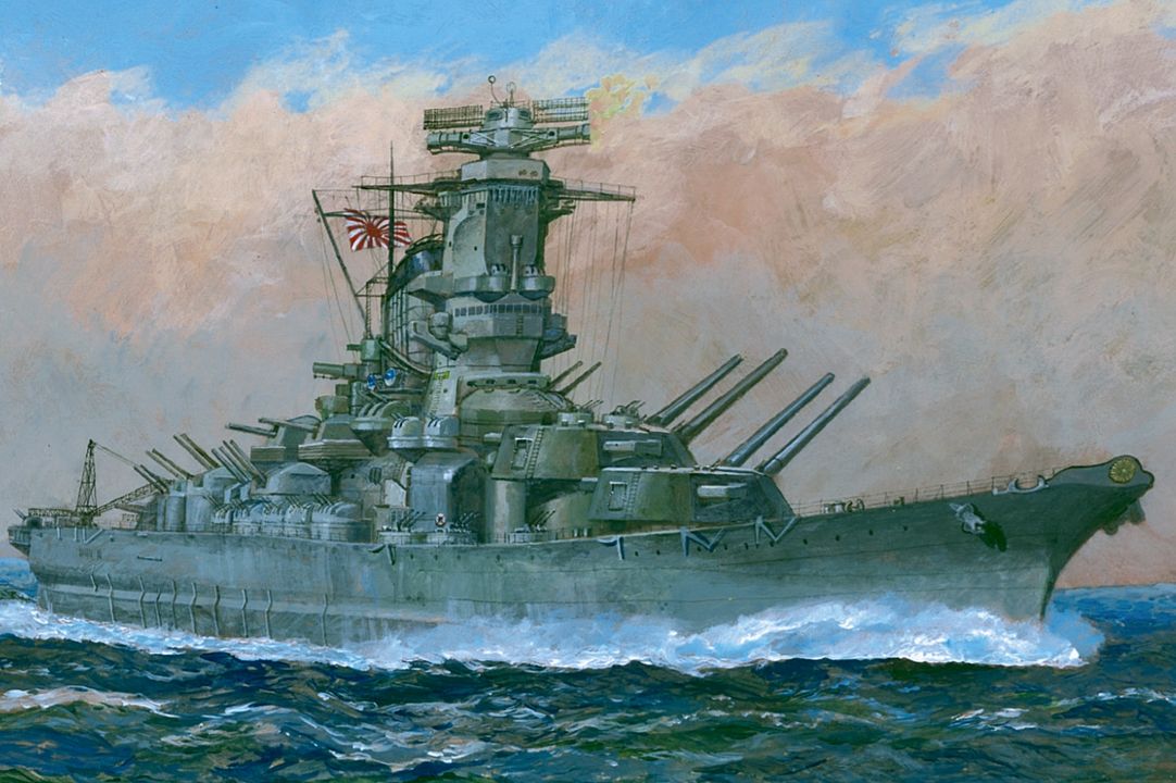 Trong cảnh này, siêu thiết giáp hạm theo thiết kế A-150 của Hải quân Đế quốc Nhật Bản (IJN) đang được thể hiện khi đang tác chiến với một thiết giáp hạm Hoa Kỳ chưa xuất hiện. Thiết kế A-150 được thiết kế xoay quanh dàn pháo chính khổng lồ cỡ 20,1 inch – các khẩu pháo này được làm nổi bật trong hình ảnh này. Cả ba tháp pháo nòng đôi đều xoay sang mạn trái và đã nâng nòng lên, chuẩn bị khai hỏa một loạt đạn nhắm vào mục tiêu Mỹ. IJN mong muốn con tàu này tiếp tục duy trì ưu thế chất lượng vượt trội so với các thiết giáp hạm Mỹ, như lớp Yamato đã đạt được nhờ dàn pháo chính 18,1 inch và mức độ bảo vệ cực kỳ kiên cố. Học thuyết tác xạ của IJN được xây dựng dựa trên giả định rằng dàn pháo chính của các thiết giáp hạm Nhật sẽ có tầm bắn vượt trội so với pháo chính của đối phương. Điều này chắc chắn đúng với lớp Yamato khi đối đầu với bất kỳ thiết giáp hạm nào của Mỹ được trang bị pháo 16 inch, và người Nhật kỳ vọng sẽ duy trì lợi thế này bằng cách trang bị pháo 20,1 inch cho lớp siêu thiết giáp hạm tiếp theo. Hệ thống điều khiển hỏa lực của thiết giáp hạm Nhật Bản được xây dựng dựa trên các bộ đo tầm quang học xuất sắc. Ngay cả khi không sử dụng ra-đa, người Nhật vẫn kỳ vọng có thể khai hỏa ở khoảng cách lên tới 45.000 yard. Tuy nhiên, trong một cuộc đấu pháo với một tàu Mỹ được trang bị hệ thống điều khiển hỏa lực dẫn đường bằng ra-đa, chiến thuật này sẽ là hết sức bất lợi.