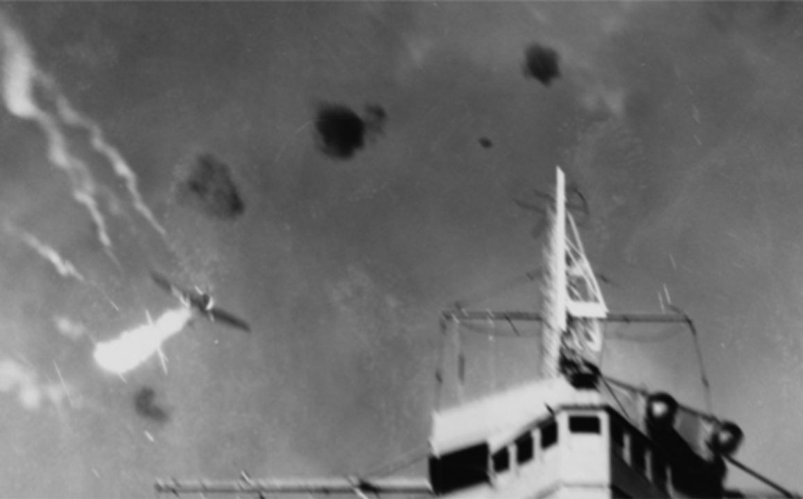 Một chiếc D3A1 bốc cháy dữ dội sau khi bị trúng đòn trực tiếp trên tàu Enterprise vào ngày 24 tháng 8 năm 1942 trong trận chiến quần đảo Solomon phía Đông. Lưu ý những vụ nổ pháo phòng không dường như đã theo sát đường bay của máy bay ném bom bổ nhào. Chỉ có tám trong số 27 chiếc D3A1 tham gia tấn công lực lượng tác chiến của Enterprise còn sống sót để trở về tàu sân bay của họ. (NHHC)