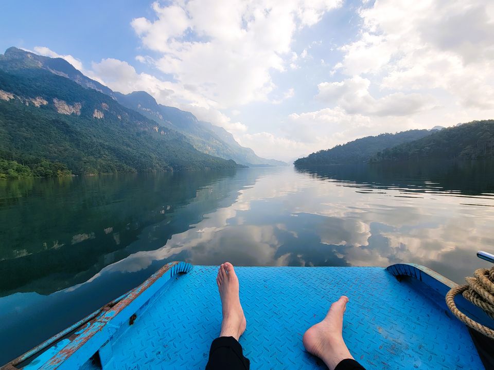 Hát lên theo cùng nhịp sóng, thả chân thõng xuống mặt hồ, biết chăng ở dưới sâu kia có một loài thủy vật khổng lồ nào đó đang chực chờ kéo xuống?