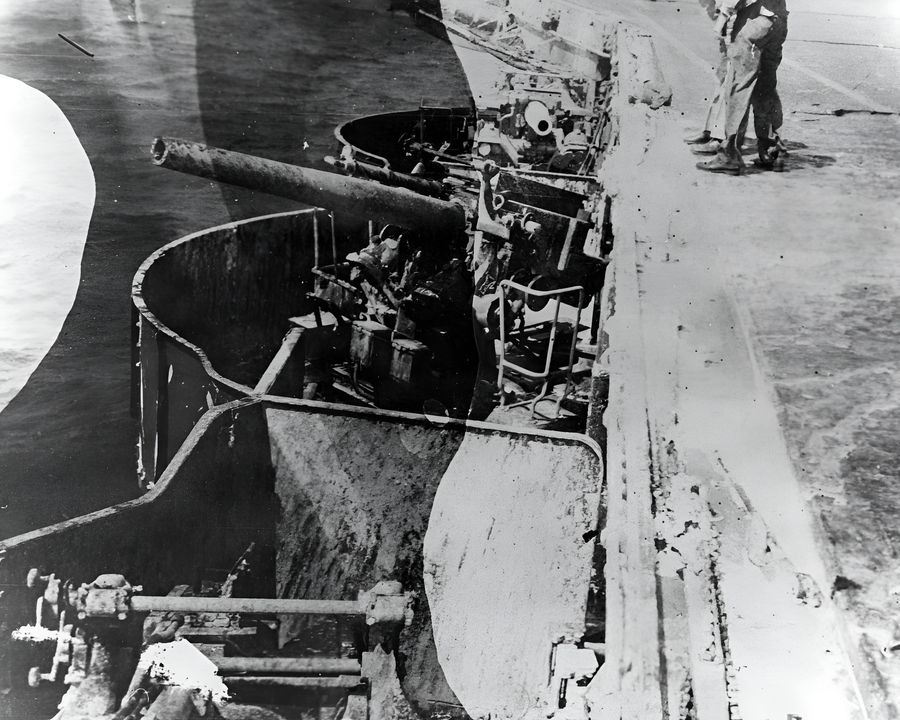Hư hại ở bệ pháo 5 inch phía trước mạn trái của tàu USS Lexington (CV-2), do một quả bom Nhật Bản đánh trúng gần đuôi khoang pháo. Khẩu pháo 5/25 số 4 của tàu nằm ở giữa bên trái của góc nhìn, hướng về phía trước. (NHHC)