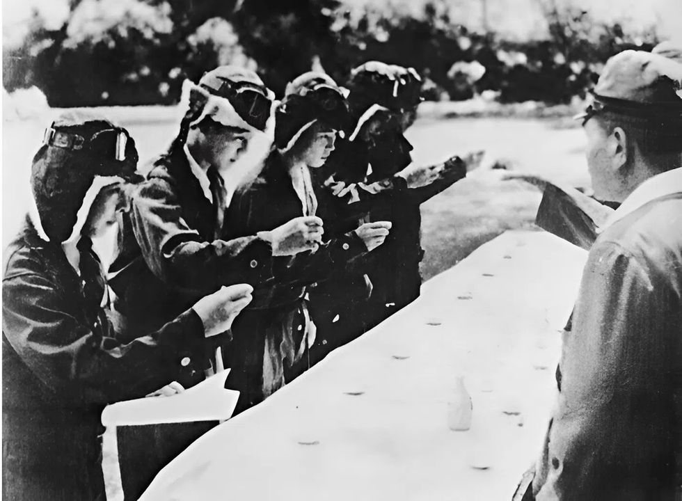 Phó Đô đốc Shigeru Fukudome (bên phải), chỉ huy lực lượng không lực hải quân căn cứ đất liền ở Philippines, nâng ly chúc mừng những tình nguyện viên ngay trước khi họ lên đường thực hiện nhiệm vụ cảm tử cuối tháng 10 năm 1944. Bị cô lập khỏi Nhật Bản, có rất ít máy bay và không còn hy vọng sống sót, song chưa bao giờ thiếu người tình nguyện cho các phi vụ kamikaze trong chiến dịch ở Philippines. (via Henry Sakaida)