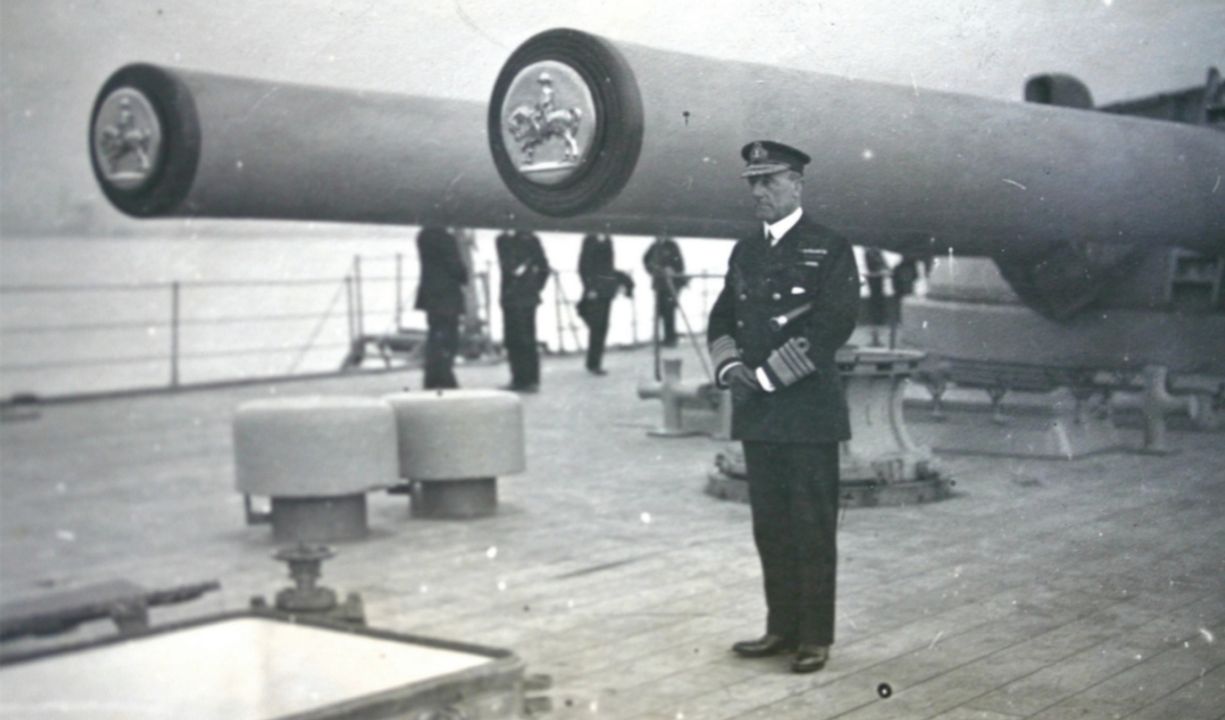 Đô đốc Jellicoe đang đứng trên tàu HMS Iron Duke - soái hạm của Đại Hạm đội trong trận Jutland.