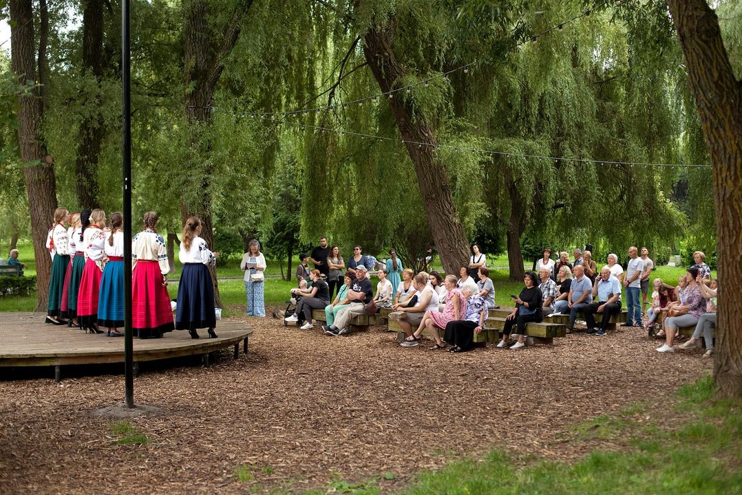 Một ban nhạc dân ca đang biểu diễn trong công viên tại Rivne