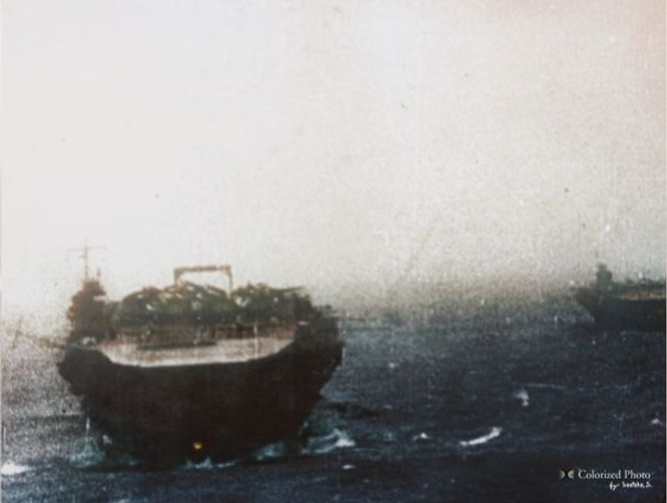 Tàu sân bay Kaga được chụp khi đang đi chuyển qua vùng biển Bắc Thái Bình Dương đầy sóng dữ trên đường tiến đến tấn công Trân Châu Cảng. Bên phải con tàu là tàu sân bay Zuikaku. Quyết định chọn tuyến hành quân phía bắc khiến lực lượng đặc nhiệm phải trải qua một hành trình đầy gian khổ, nhưng đồng thời cũng giảm thiểu nguy cơ bị phát hiện.  (Ảnh được tô màu bởi irootoko jr)