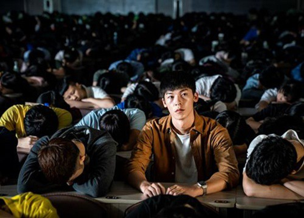 <i>Mắc kẹt trong kỳ vọng của cha mẹ, cả với những thứ nguyên bản nhất là sống đúng với con người thật mới là điều bất hạnh nhất</i>