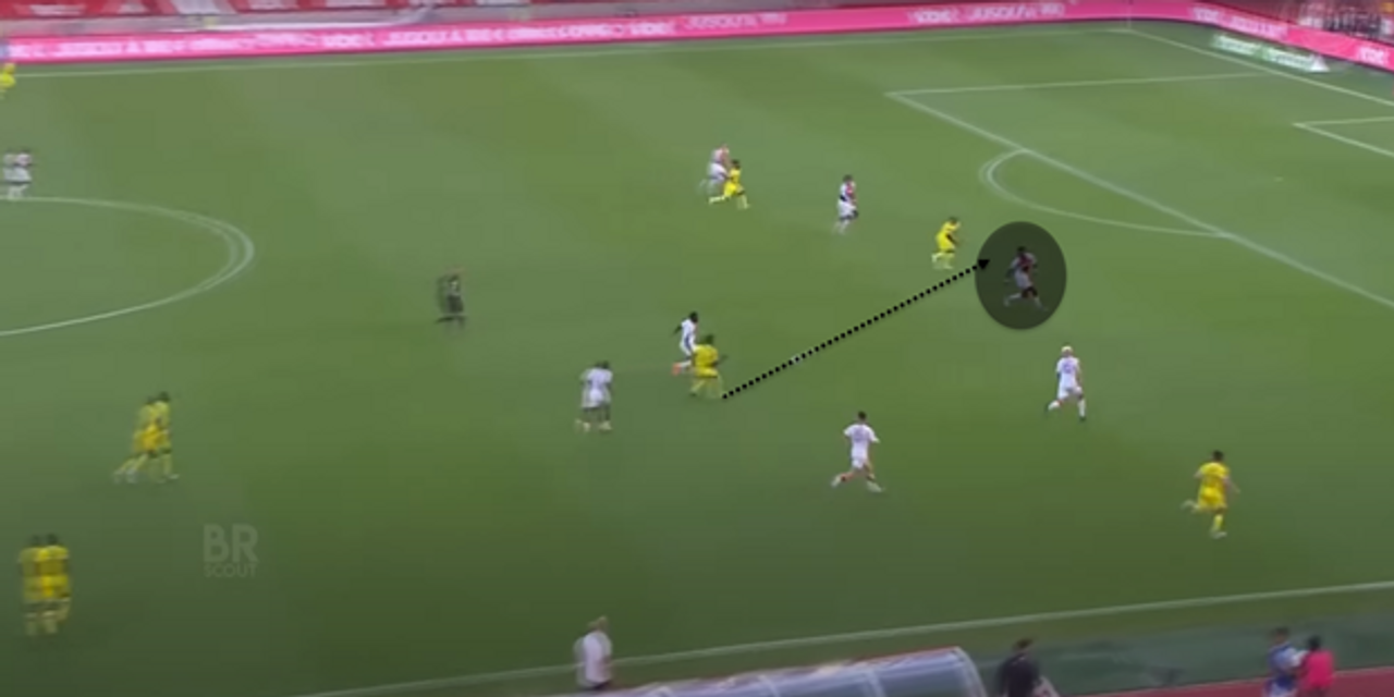 Phán đoán tình huống thông minh để cắt đi đường chọc khe nguy hiểm của đối phương