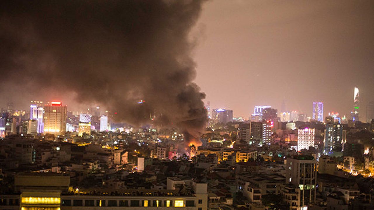 <i>Khói đen bao trùm bầu trời Gò Vấp</i>