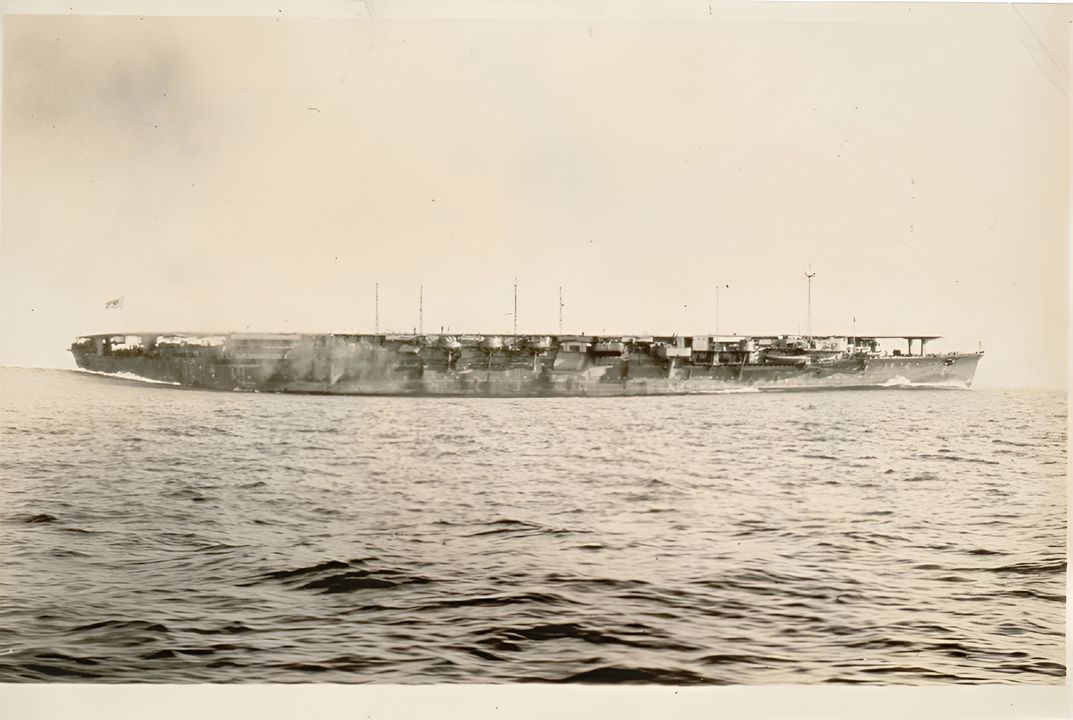 Chiyoda, tàu chị em của Chitose, có đặc tính tương tự, được chụp tháng 12 năm 1943, thể hiện kiểu chuyển đổi đơn giản và khắc khổ. Chiyoda bị hư hại tại trận Biển Philippine, nhưng được sửa chữa kịp thời để tham chiến ở vịnh Leyte, nơi bị đánh chìm. (Yamato Museum)