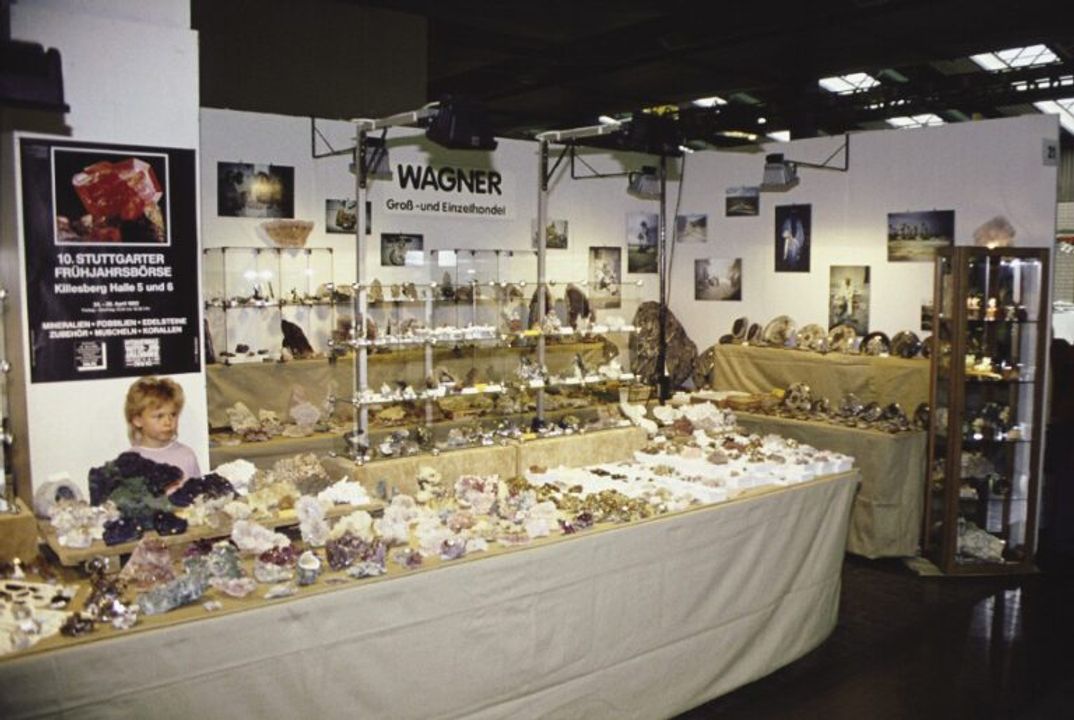 Gian hàng khoáng sản của Gerhard tại triển lãm khoáng sản mùa xuân năm 1992 ở Stuttgart, Đức với sự hỗ trợ của con gái ông, Jacqueline. Ảnh lưu trữ của Gerhard Wagner.
