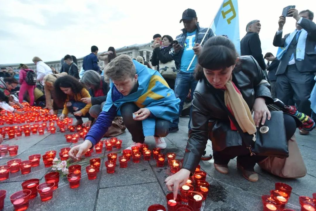 Lễ cầu siêu cho các nạn nhân người Crimean Tatar bị trục xuất bởi Liên Xô năm 1944 tại Kyiv, Ukraine